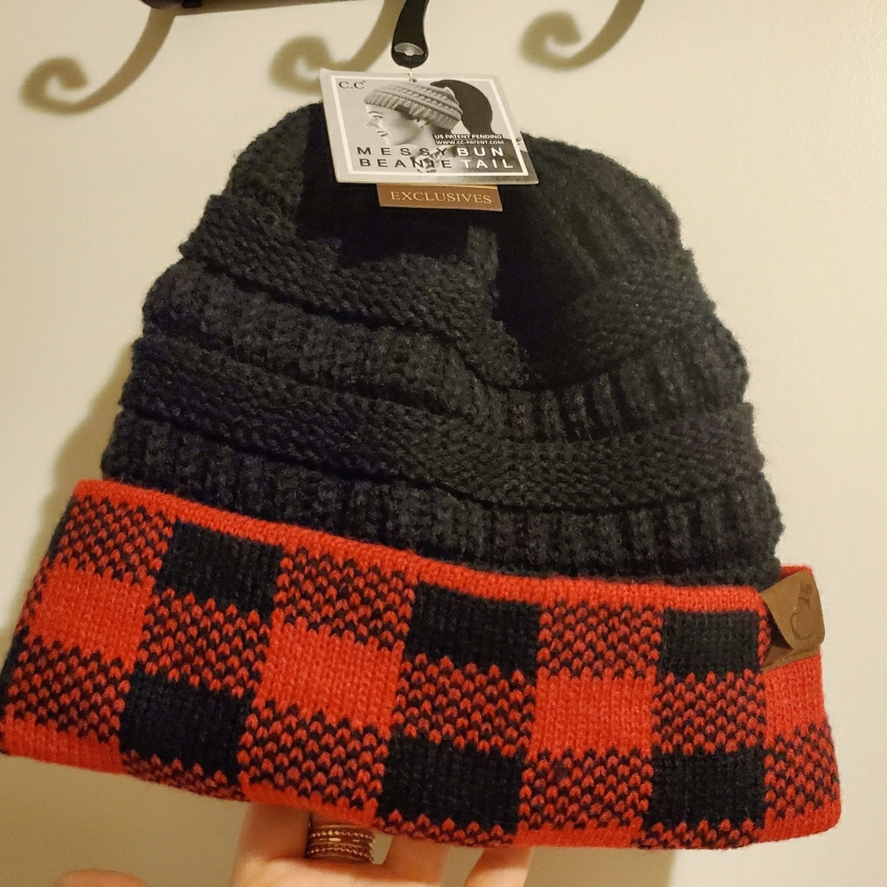NWT Ponytail Beanie (Tuque) Hat